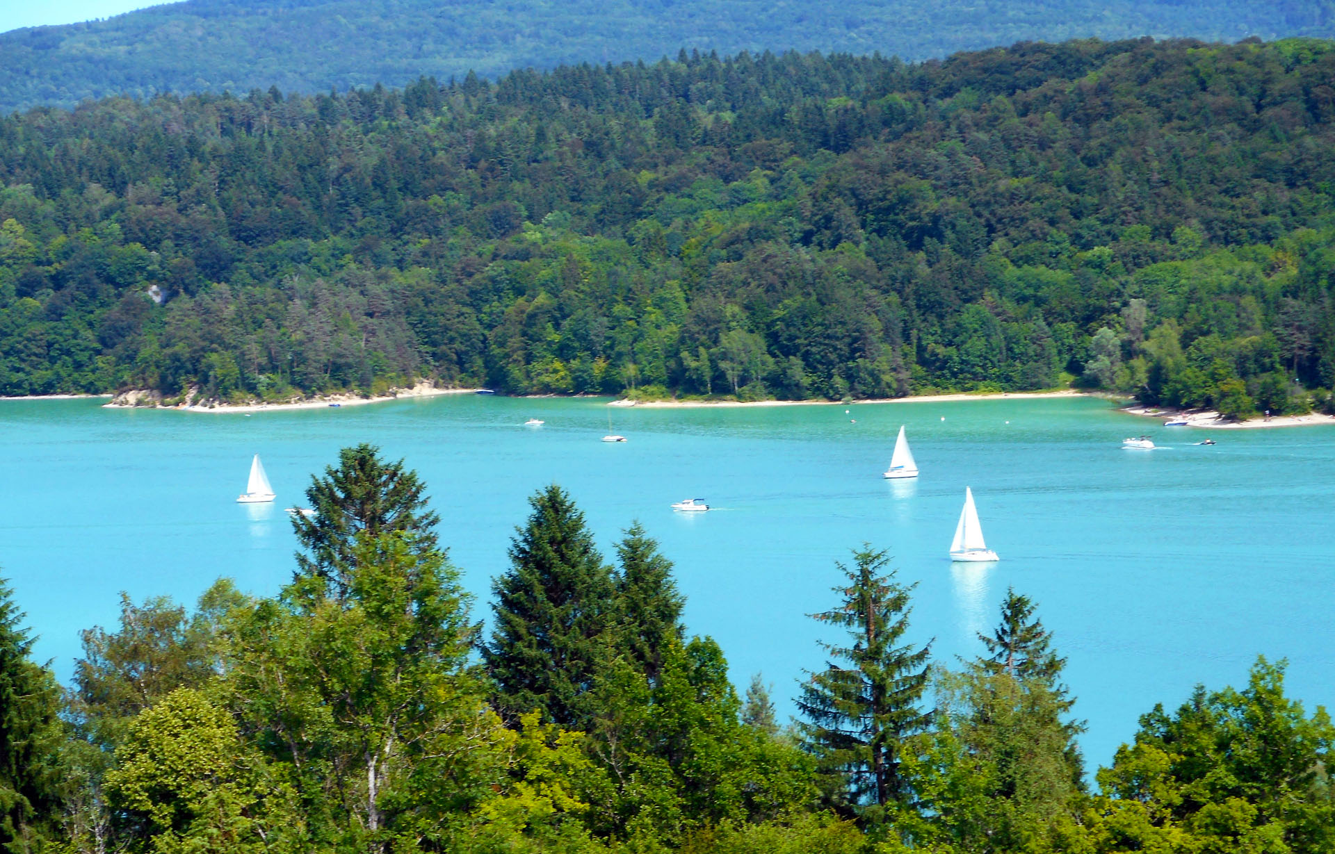 Vue sur le lac de Vouglans